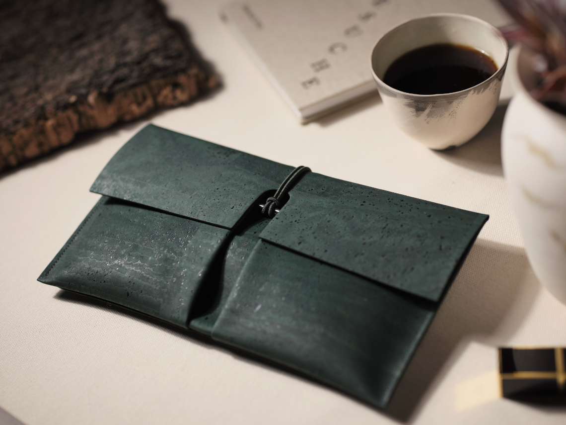 burggrafburggraf-vegane-kork-clutch-reto-waldgruen