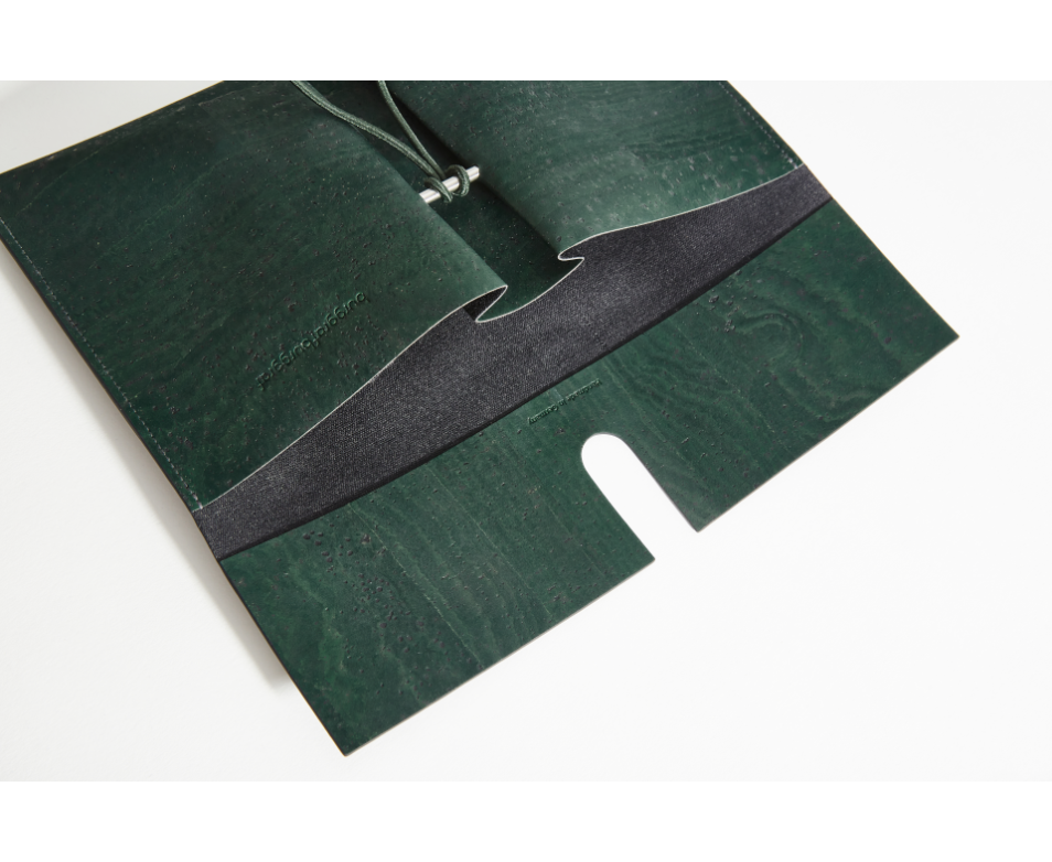 burggrafburggraf_product-image_vegane-cork-clutch-reto-waldgruen-liegend-offen
