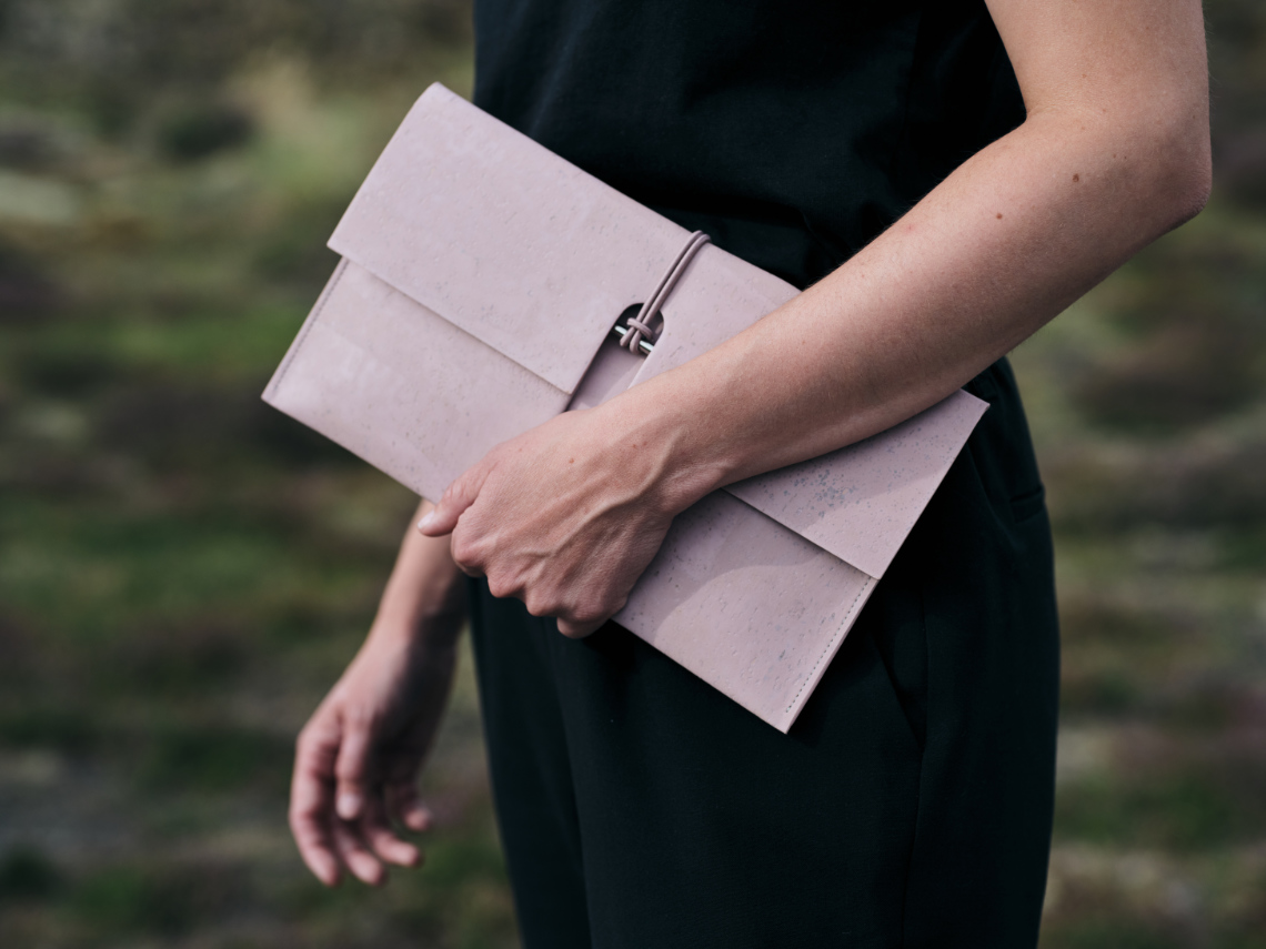 burggrafburggraf-vegane-kork-clutch-reto-altrosa-person
