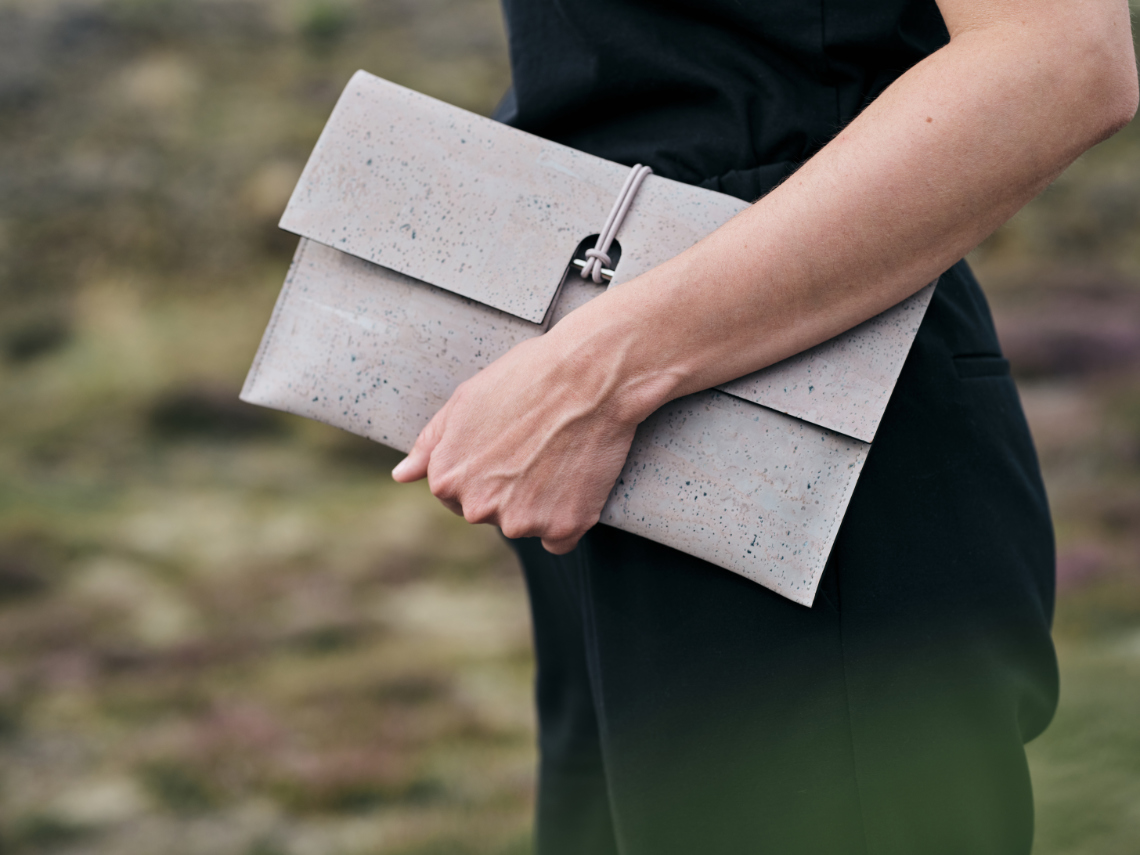 burggrafburggraf-vegane-kork-clutch-reto-birkengrau-person