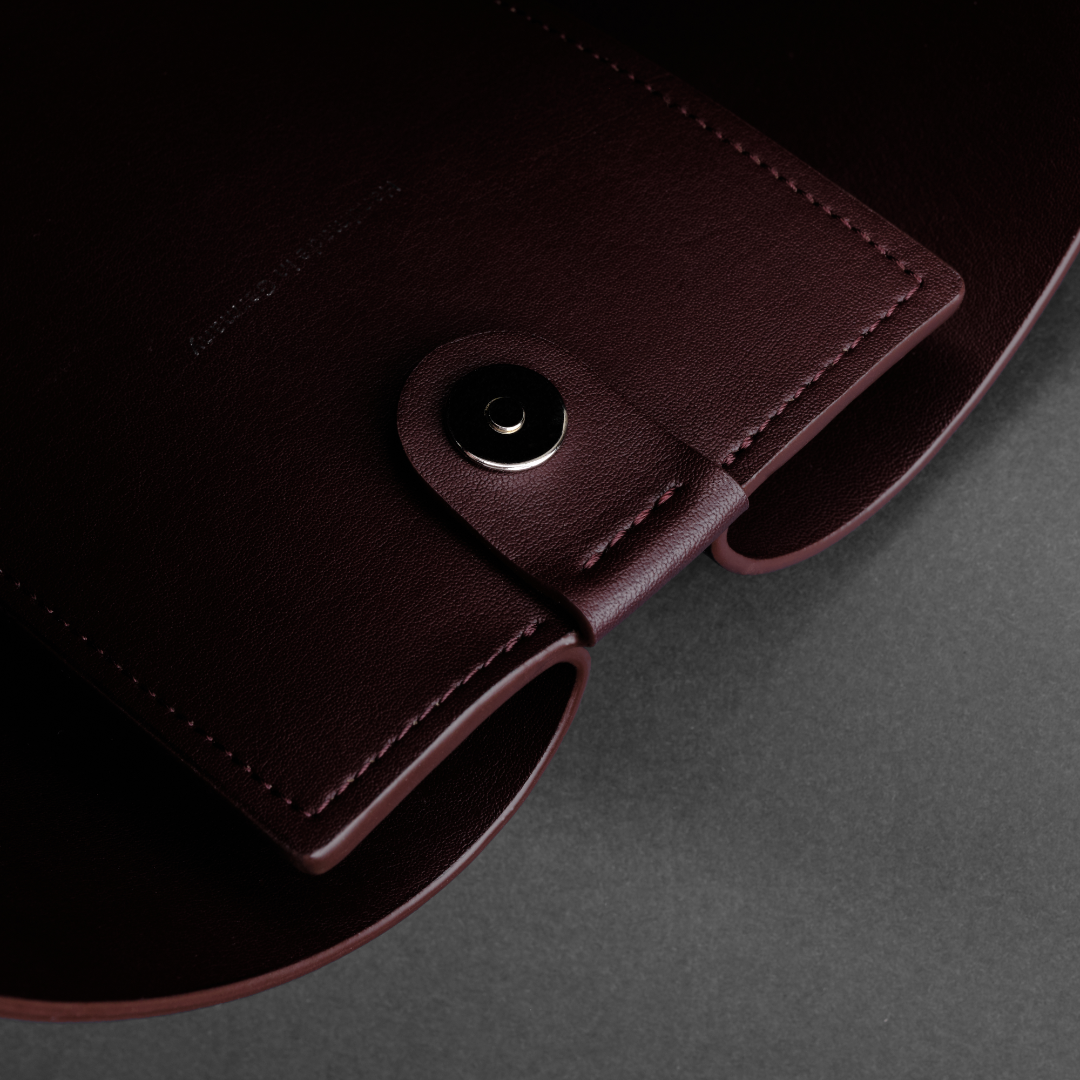 burggrafburggraf-vegane-tasche-calea-leap-faz-burgunder-knopfdetail