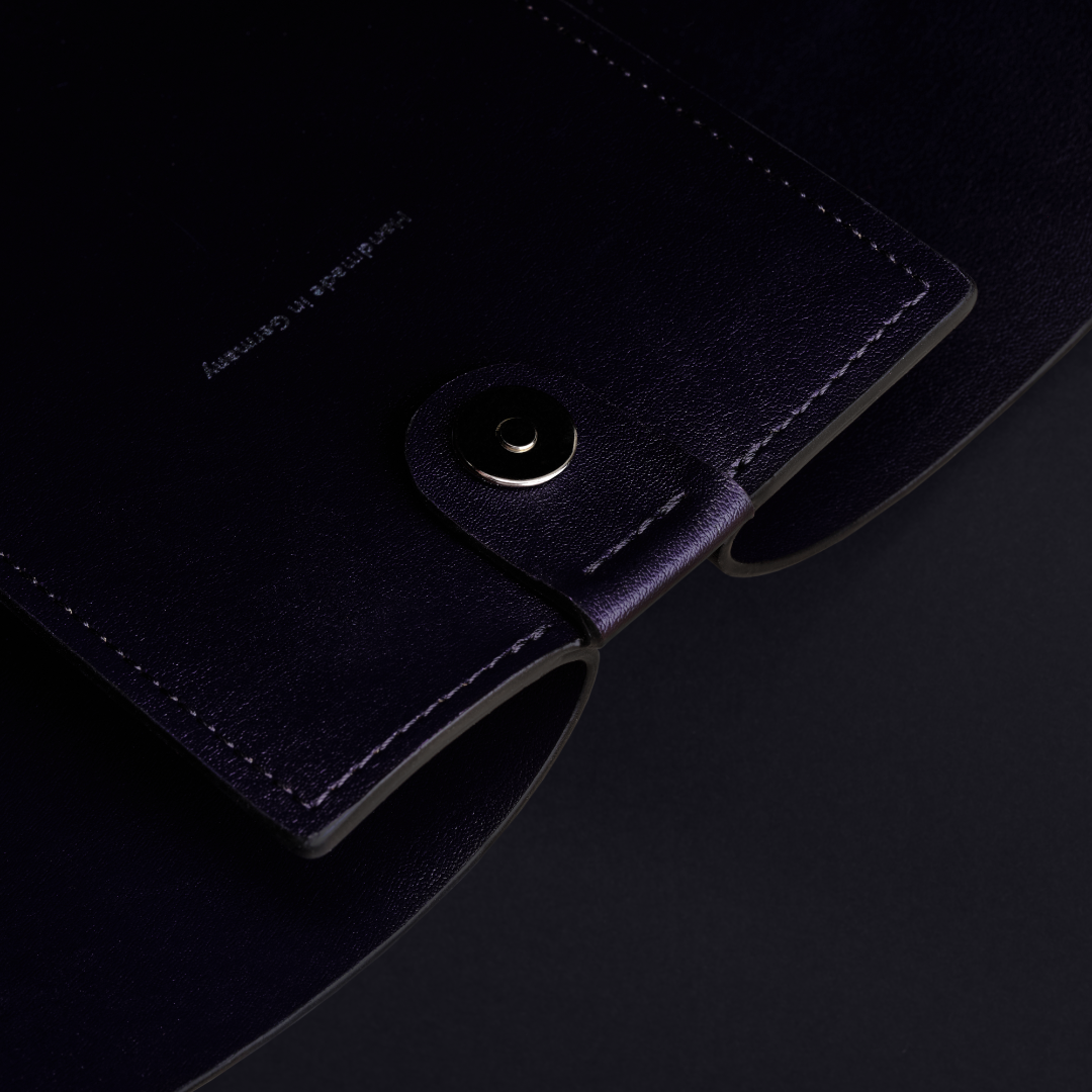 burggrafburggraf-vegane-tasche-calea-leap-faz-violett-blau-knopfdetail