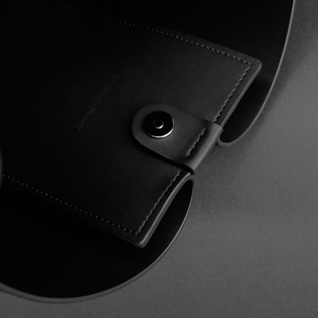 burggrafburggraf-vegane-tasche-calea-leap-schwarz-knopfdetail